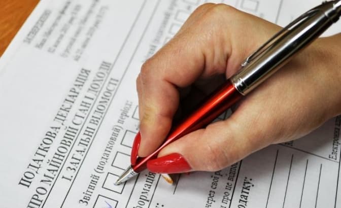 Хто з українців повинен подати декларацію та за що доведеться сплатити штраф