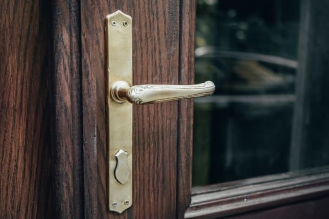 Біля Стрийського парку відреставрували ще одні історичні двері. Фото до і після