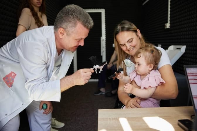 Львівські медики повернули слух однорічній дитині