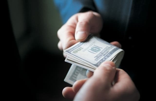 Львівський підприємець намагався підкупити службовця ДБР за півмільйона доларів