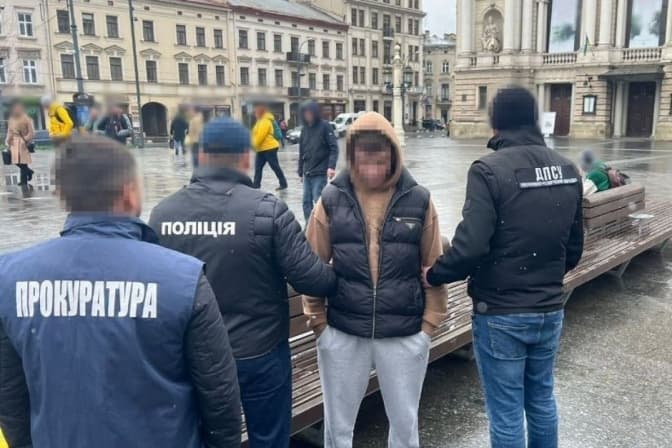 Біля Львівської опери затримали 19-річного хлопця, який за 10 тис. доларів обіцяв виготовити фіктивні документи