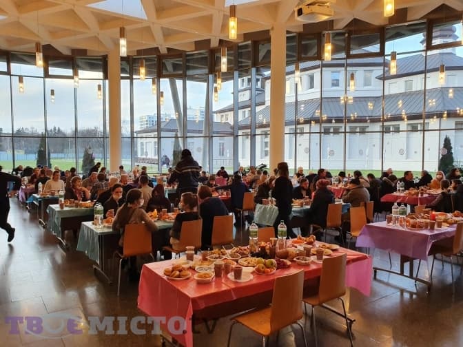 У Львові влаштували благодійну вечерю для потребуючих. Фото