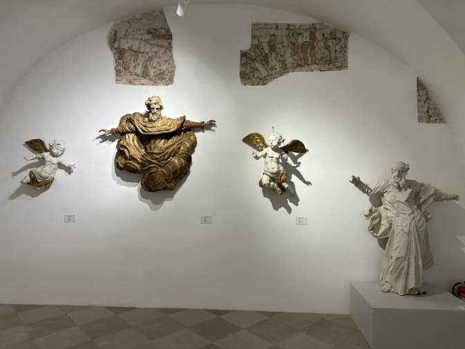 У Жовківському замку на Львівщині відкрилася нова експозиція сакральної скульптури