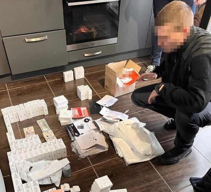 На Львівщині викрили групу осіб, яка підробляла та продавала навушники Apple