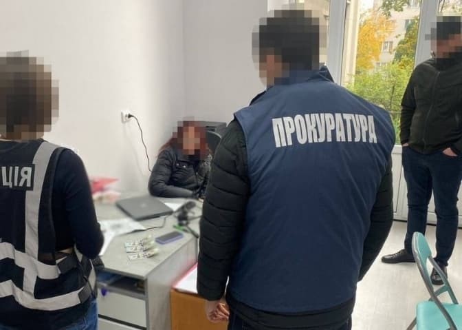 Двох лікарів та науковицю судитимуть за вимагання хабара з військовослужбовців у Львові