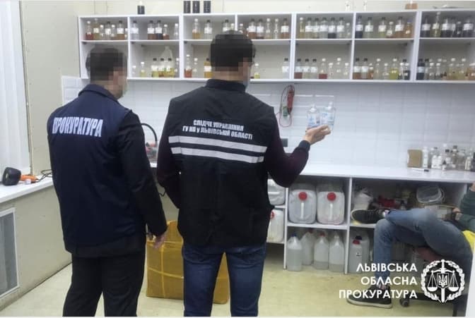 У Львові чоловіка підозрюють у виготовленні фальсифікованого антисептику