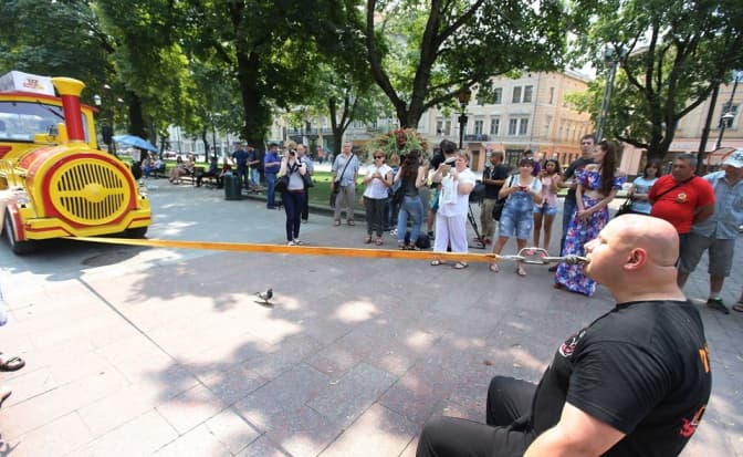 Я з дитинства захоплювався цирком. Історія львівського педіатра, що тягає потяги зубами