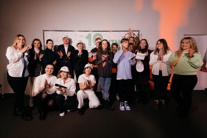 «Слухати підлітків – надважливо». Як інноваційна школа у Львові готує старшокласників до публічних виступів