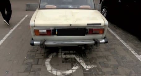 У Львові поліцейські штрафують за паркування на місцях для людей з інвалідністю: відео