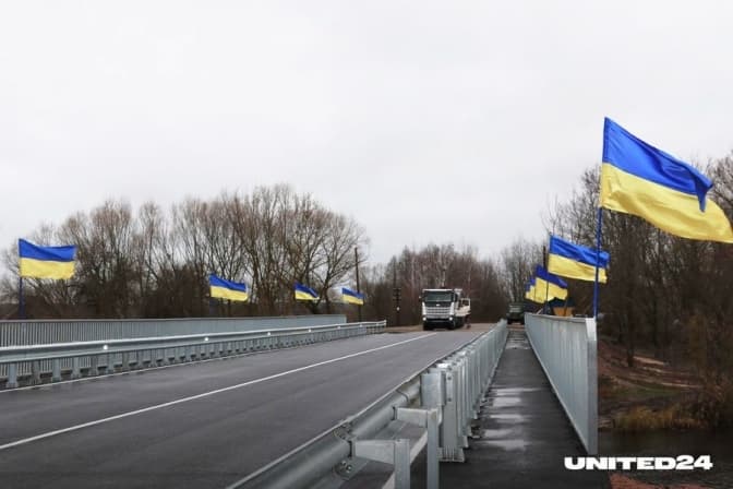 Між Київською та Житомирською областями відновили міст, який підірвали росіяни