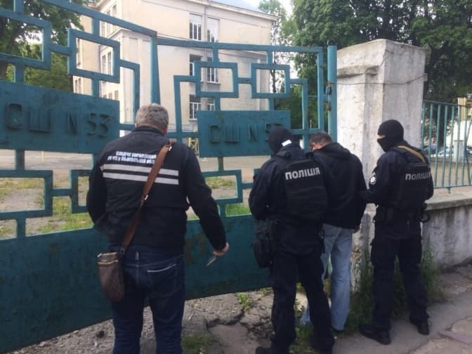 На Львівщині посадовців військомату спіймали на хабарі тисячу доларів