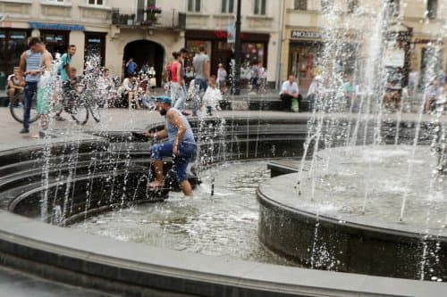 Фото дня у Львові: десантники відзначили професійне свято купанням у фонтані