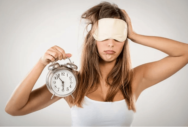 Цієї ночі Україна перейде на літній час. Куди переводити стрілки