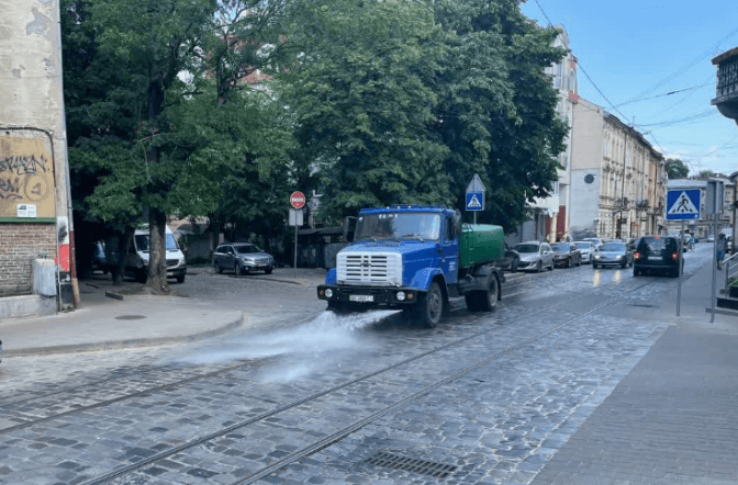 Вакуумні машини та локальне прибирання. Як у Львові в спеку миють вулиці