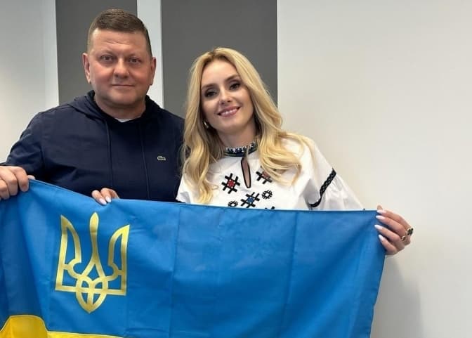 Валерій Залужний підписав українські прапори для львівської співачки Федишин