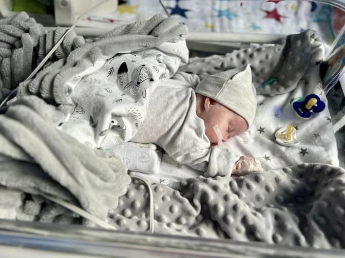 Львівські медики вилікували передчасно народжену дитину з захворюванням сітківки ока