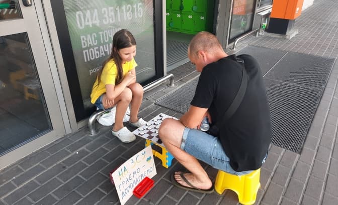 Киянку, яка грала з перехожими у шашки за донат ЗСУ, номінували на конкурс найактивніших волонтерів