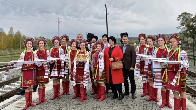 Коровай і танці в народних строях. Чи доречні вони під час війни