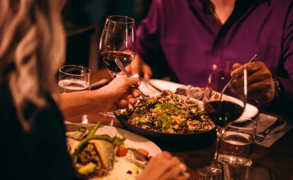 У Києві шахраї поплатились за схему ошукування чоловіків на Tinder-побаченнях в кафе на Печерську. Вирок суду