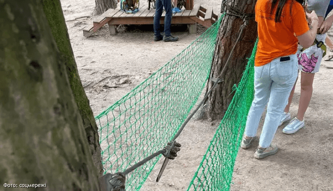 У Києві в Голосіївському парку через атракціон ледь не загинула дитина. Чи законно він був облаштований