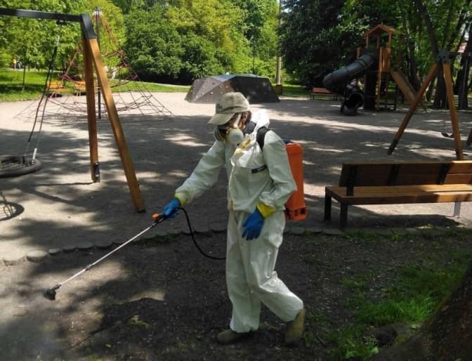 Сьогодні у Львові планують завершити обробку парків від кліщів