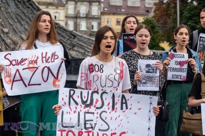 У Львові біля Оперного театру родини захисників «Азовсталі» вийшли на акцію