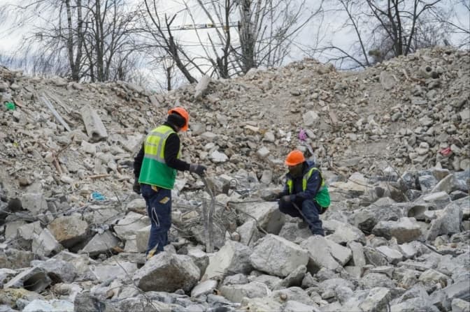 У Гостомелі відбудовують військове містечко з уламків зруйнованих будинків