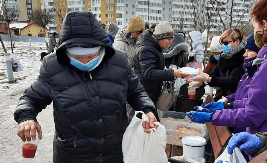 Львів’ян просять долучатися до закупівлі продуктів, щоб нагодувати бездомних та потребуючих