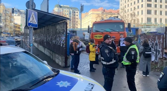 Активісти блокують будівельну техніку біля «Будинку з комахами»