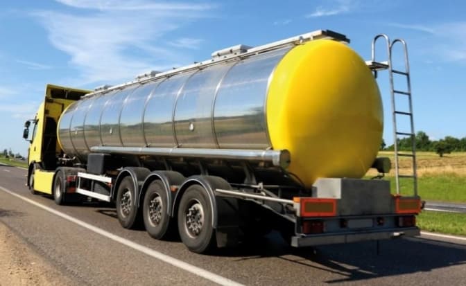 Польща без дозволів пропускатиме вантажівки з пальним до України