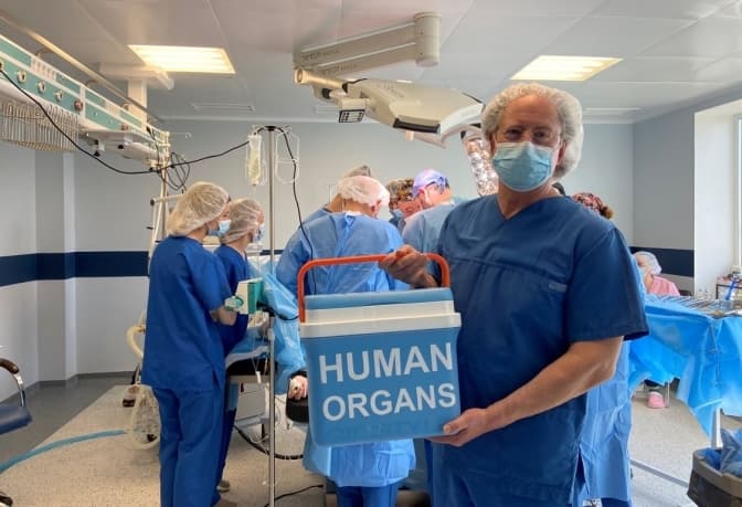 Американський хірург, що вперше пересадив нирку від свині до людини, провів трансплантації у Львові