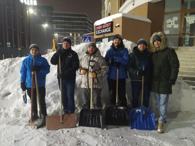 Спочатку робота, потім шашлик. Як львів’яни організовуються і розчищають сніг