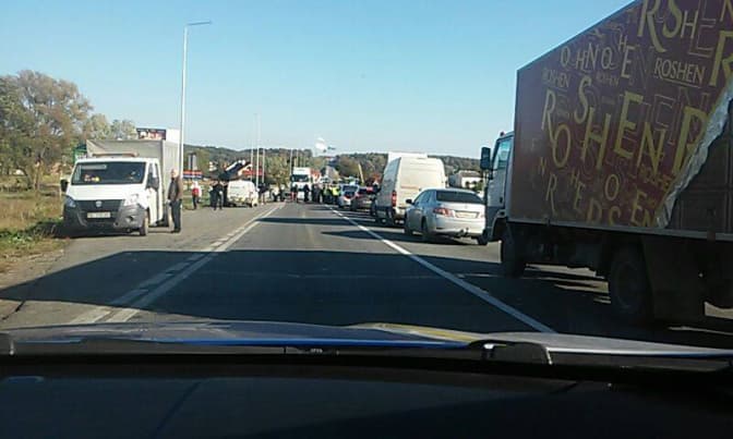 До уваги водіїв: поблизу Львова заблокована кільцева дорога