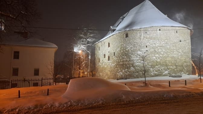 Як виглядає засніжений вечірній Львів. Атмосферні фото