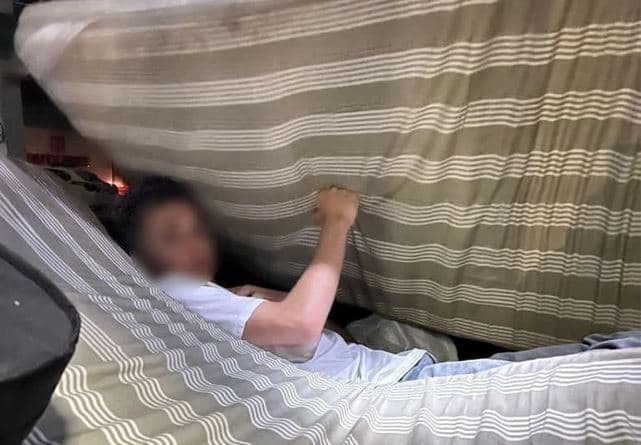 Прикрився матрацом. На Львівщині чоловік незаконно намагався виїхати до Польщі