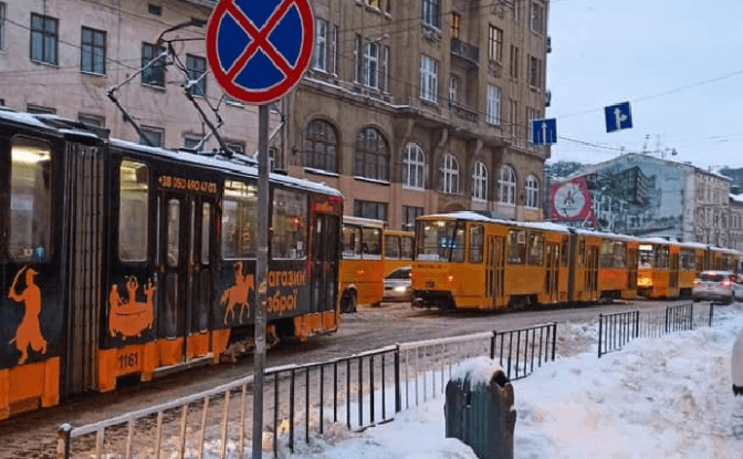 Затори у Львові. На яких дорогах ускладнений рух