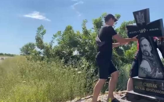 Російські окупанти на Донбасі зруйнували пам'ятник львів’янину Василю Сліпаку