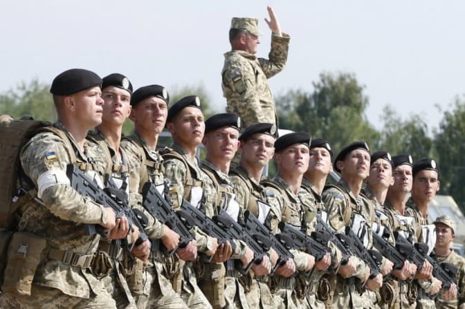 У Міноборони обіцяють не скасовувати військове вітання «Слава Україні!»