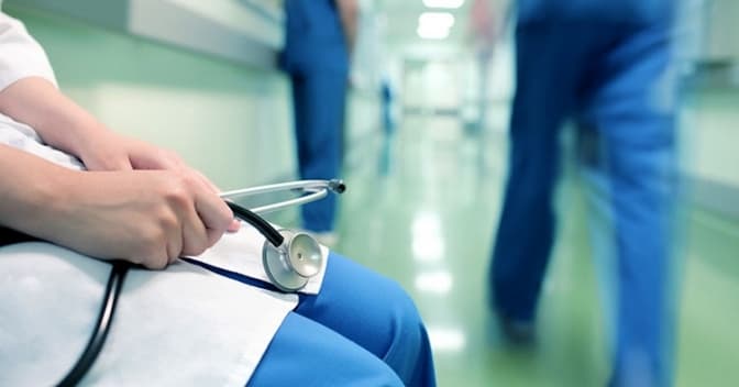 Смерть при пологах. Суд виніс вирок акушерці зі Львівщини