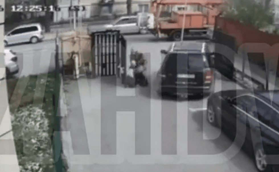 Наїзд автомобіля ТЦК на жінку / Скриншот з відео з соцмереж