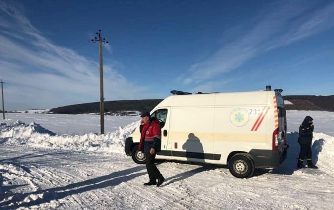 У снігових заметах на Львівщині застрягли кілька «швидких»