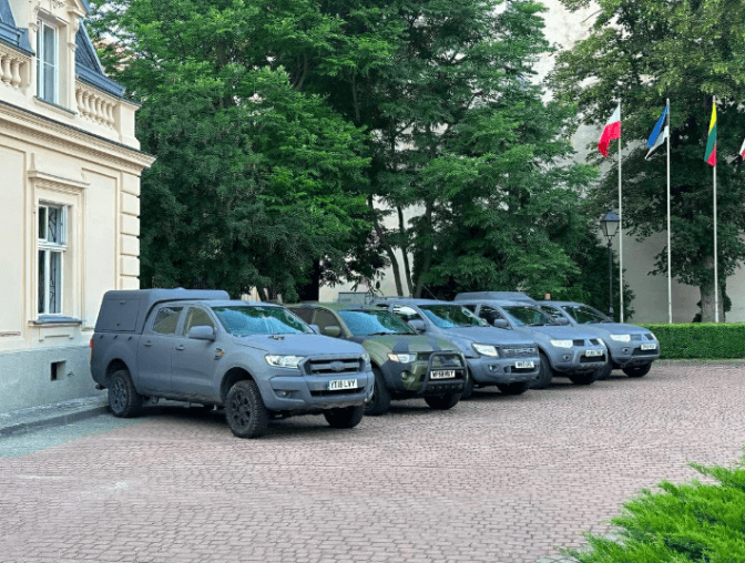 Фермери з Великої Британії передали автомобілі для українських військових