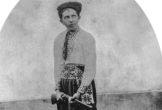 Степан Бандера у вишиванці, яку цього року відтворила «Вишивка в одязі видатних українців»