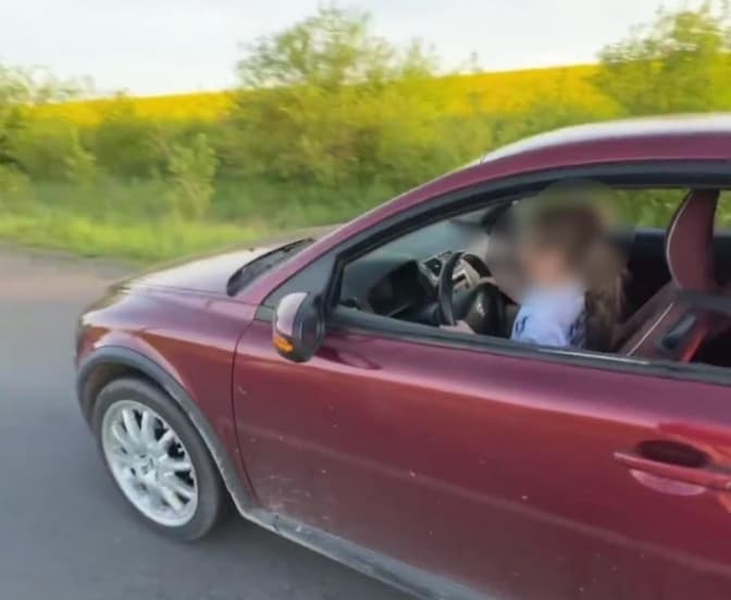 На Львівщині притягнули до відповідальності батька, який посадив за кермо доньку і знімав на відео