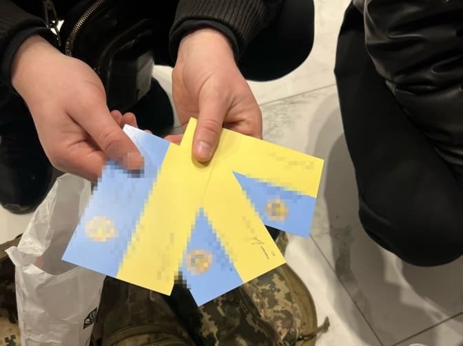 Двадцятирічний хлопець підробляв посвідчення військовозобов'язаного та перепустки на Львівщині