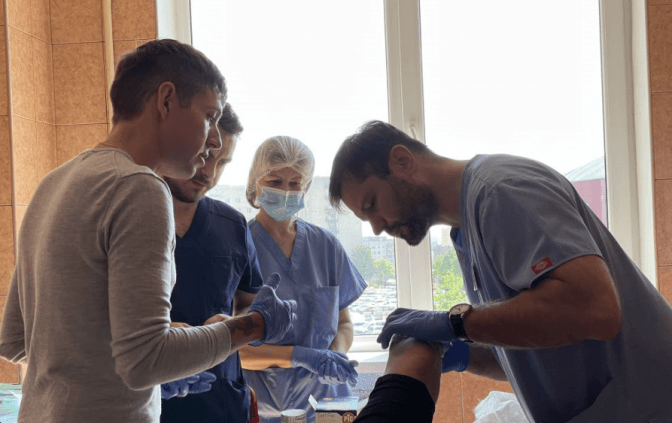 Данський спеціаліст з протезування кілька днів допомагатиме лікарям і пацієнтам у Львові