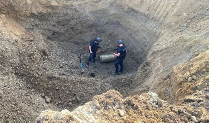 На кількох вулицях Львова виявили уламки ракет і вирву після масованої атаки 5 жовтня