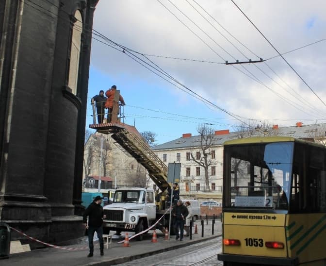 У Львові на пам'ятках монтують захисти проти обстрілів, деякі забирають до сховищ