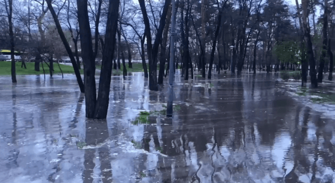 У Києві на проспекті Георгія Нарбута сталася аварія на водопровідній мережі, рух транспорту обмежений. ОНОВЛЕНО