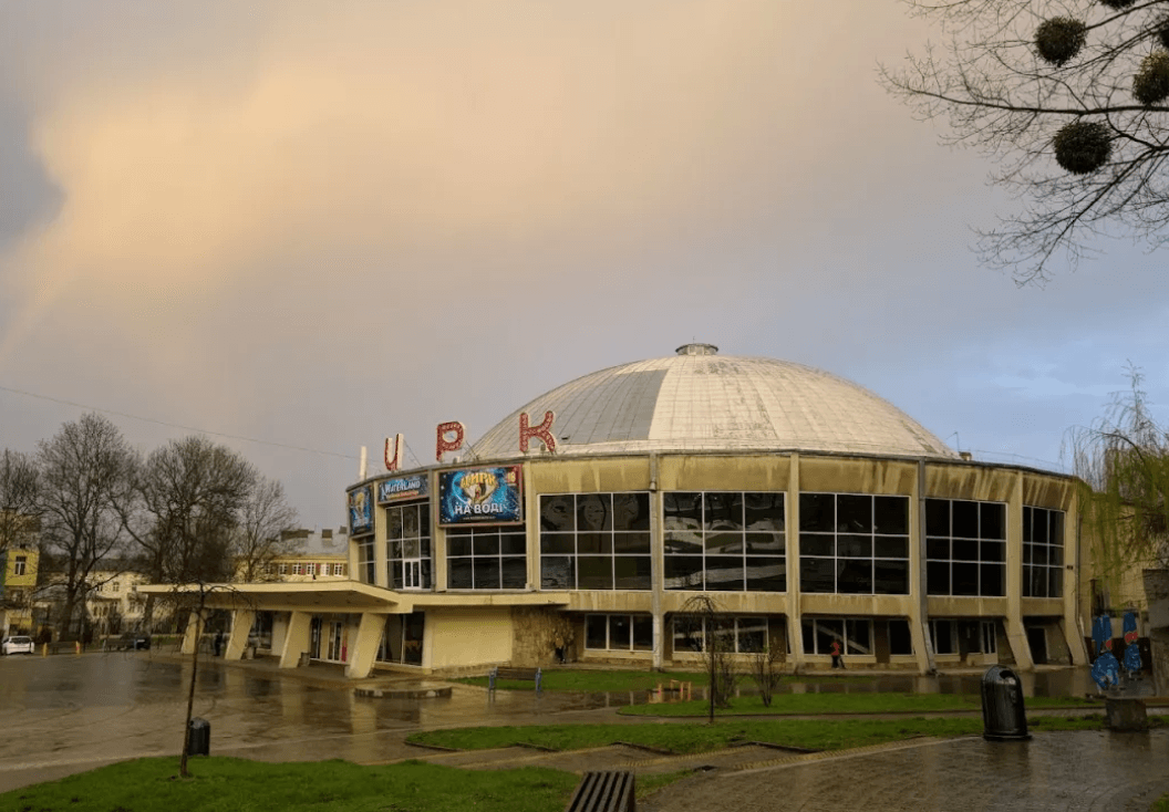 Біля цирку у Львові зріжуть дерева і висадять нові